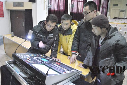 学员在研究力度灯控台.JPG