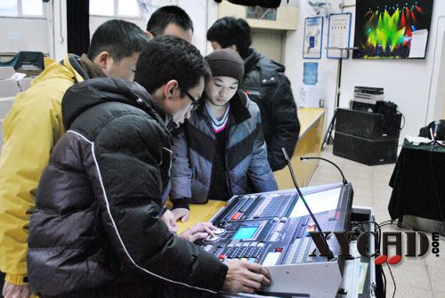 学员在调试力度灯控台.JPG