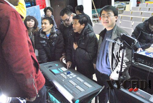 吴双印老师在讲解河东灯控台.JPG