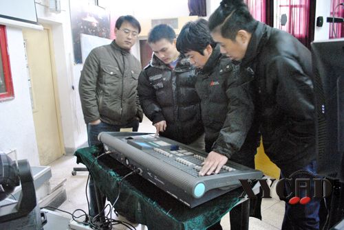 学员在研究河东调光台.JPG