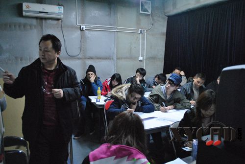 胡彤副教授在讲解各种拾音方.jpg
