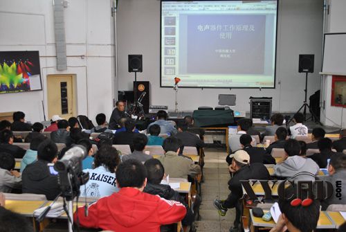 韩宪柱教授在讲解电声学.jpg
