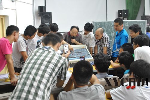 岳邦茂老师在讲解模拟调光台.jpg