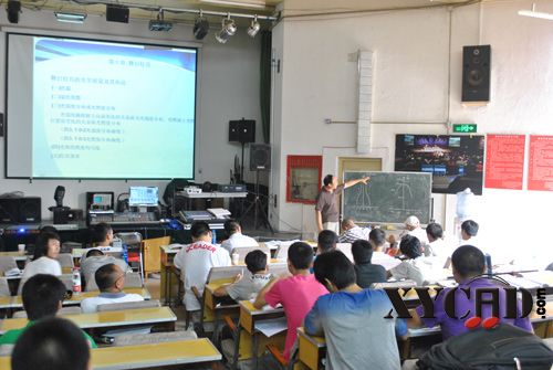 岳邦茂老师在讲解灯源发光原.jpg