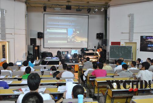 东方歌舞团张彦宾老师在讲解珍珠控台.jpg